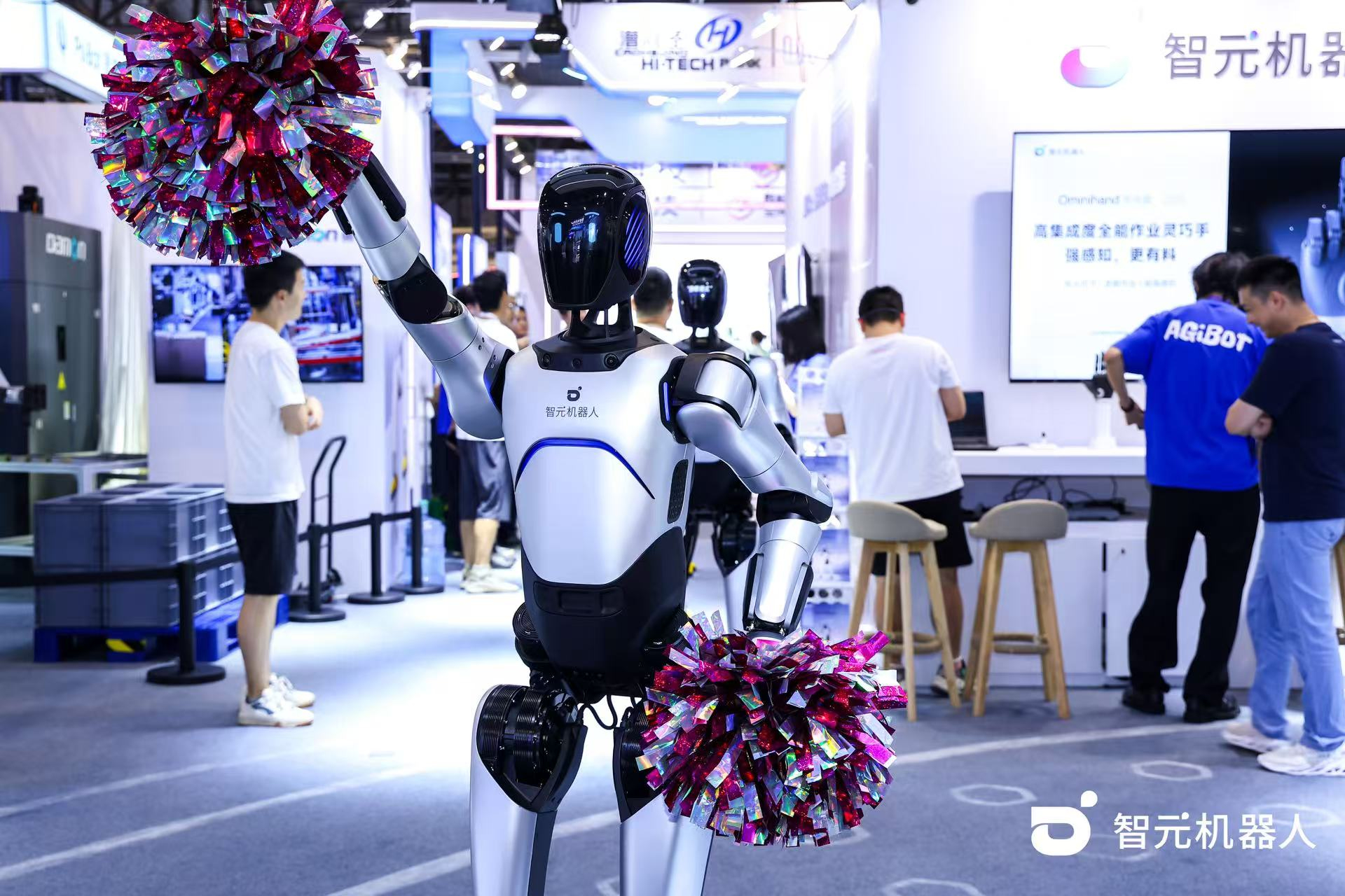 PG机器人 WAIC 首日展台火爆，机器人家族集体打工忙不停